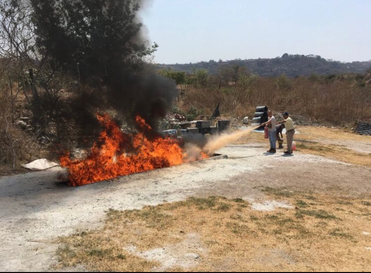 Demostración práctica del uso correcto de un extintor